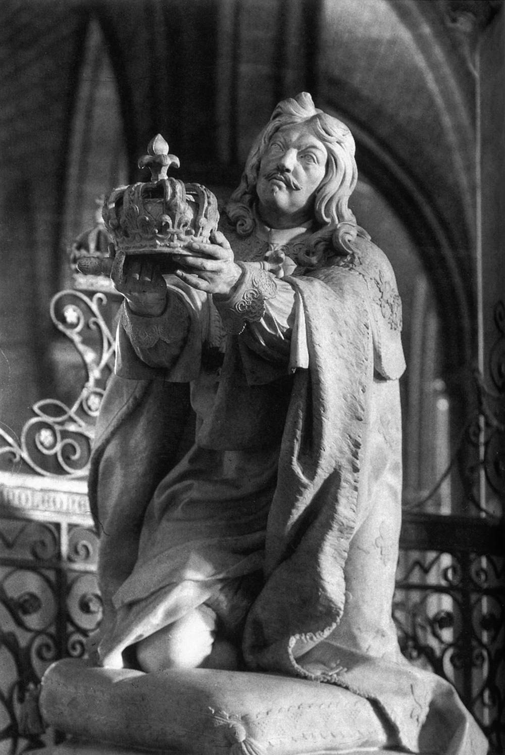 louis XIII kneeling
